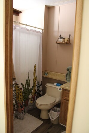 Kombination af bruser/badekar, håndklæder, Sæbe, Shampoo