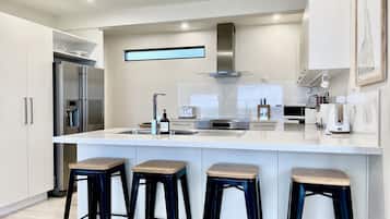 Geladeira, micro-ondas, fogão, cooktop