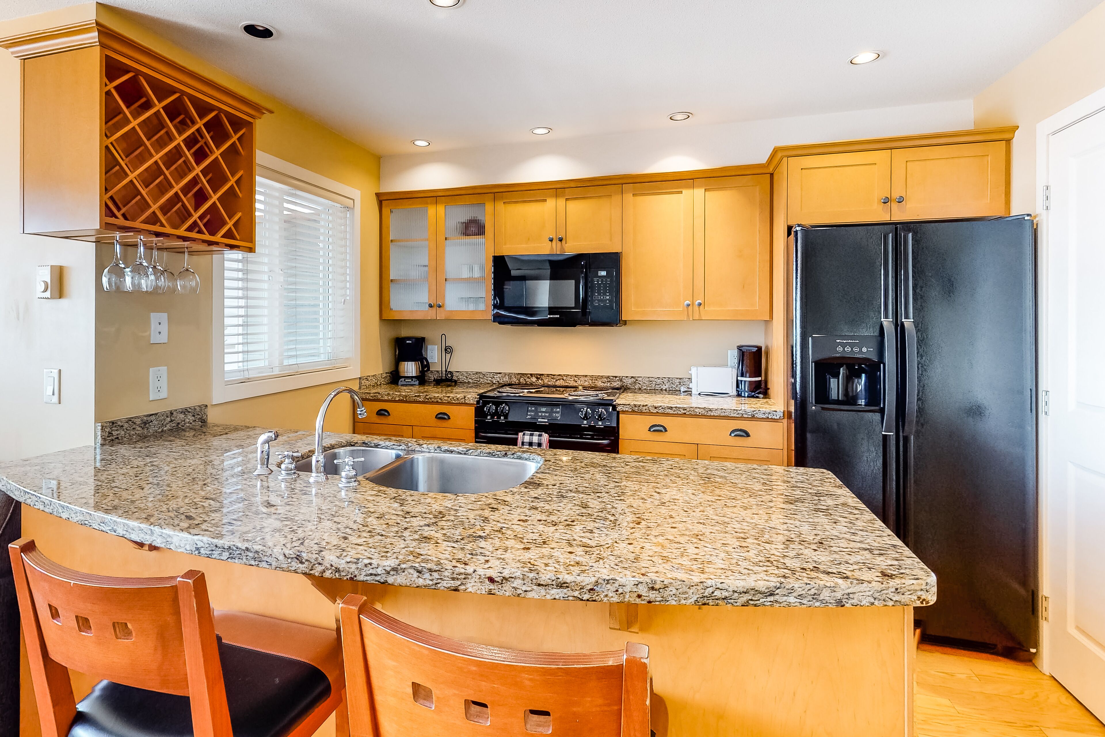 Amazing Ski Getaway W/ Free WiFi, Walk to Lifts, Private Hot Tub & Balcony Views