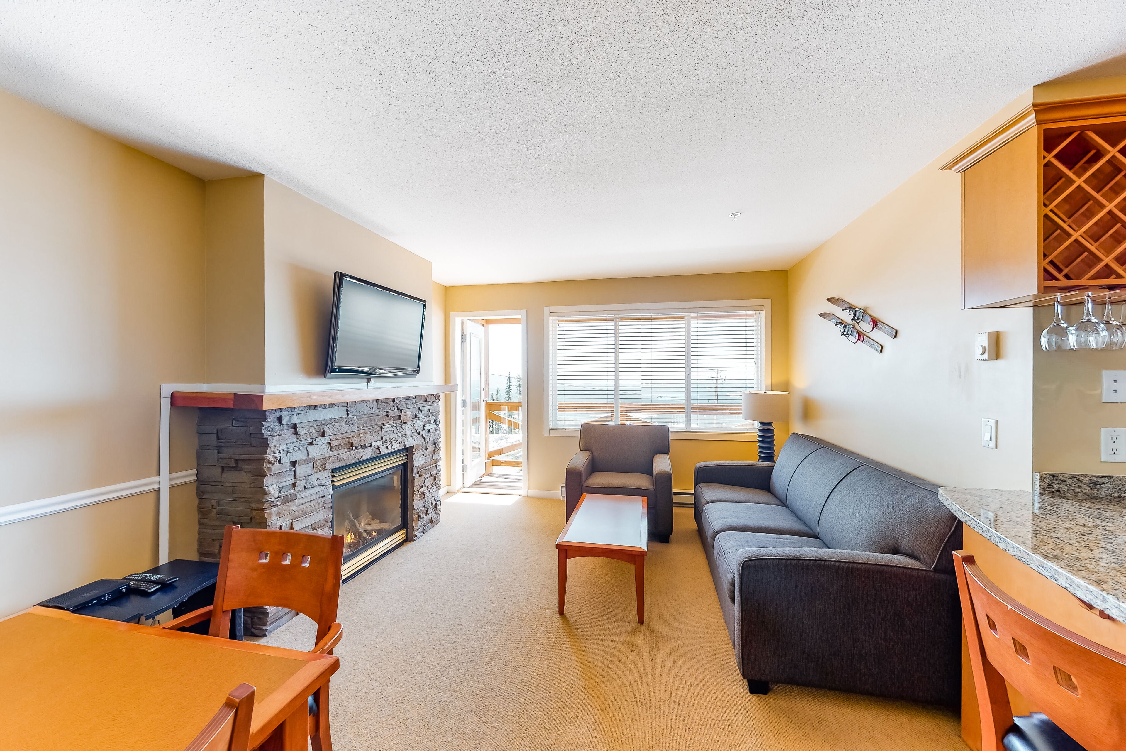 Amazing Ski Getaway W/ Free WiFi, Walk to Lifts, Private Hot Tub & Balcony Views