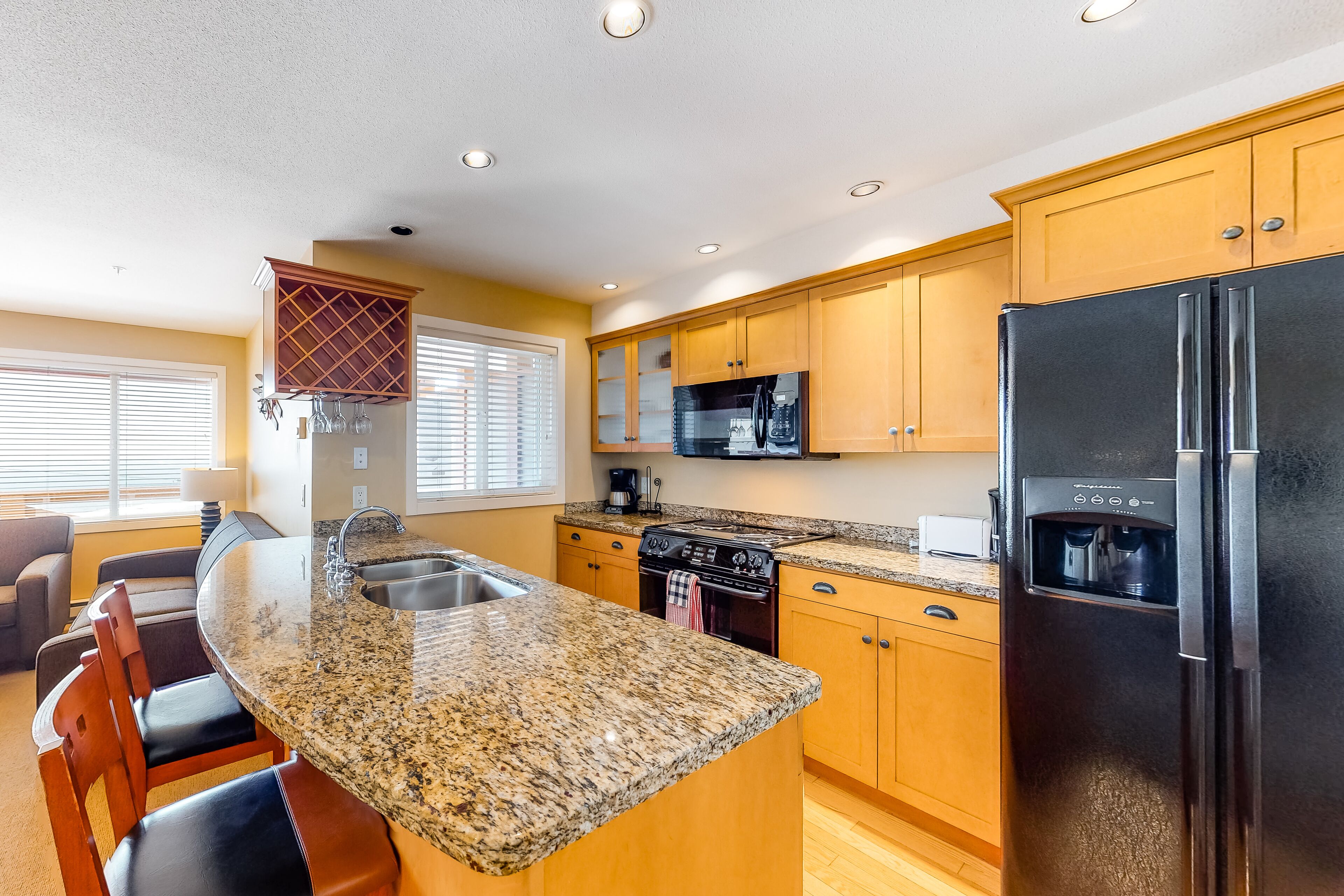 Amazing Ski Getaway W/ Free WiFi, Walk to Lifts, Private Hot Tub & Balcony Views