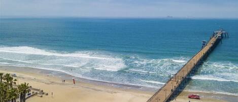 Playa en los alrededores, camastros y toallas de playa 