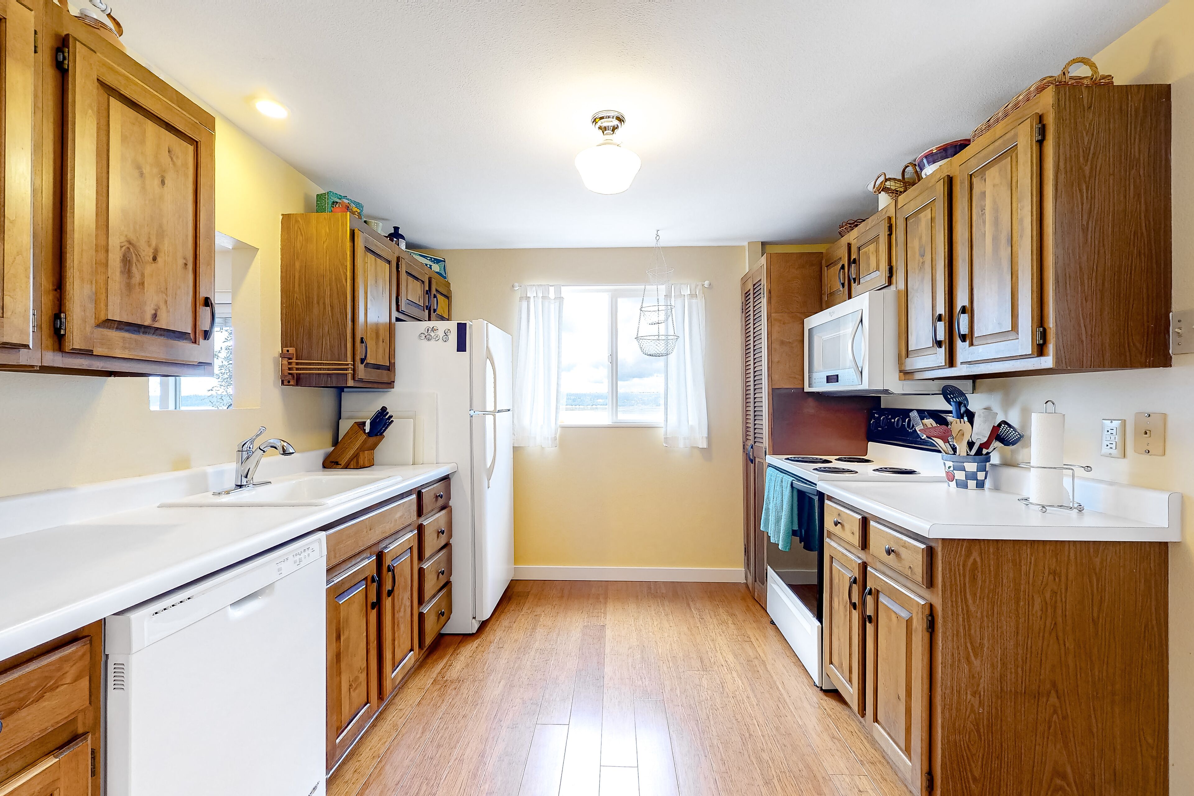 Waterfront Home w/ Gorgeous Ocean View, Deck, Fireplace, WiFi - Walk to Beach!