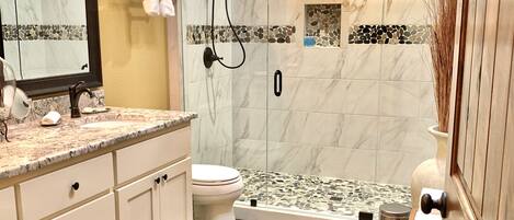 Kombinert dusj/badekar, hårføner, håndklær og såpe