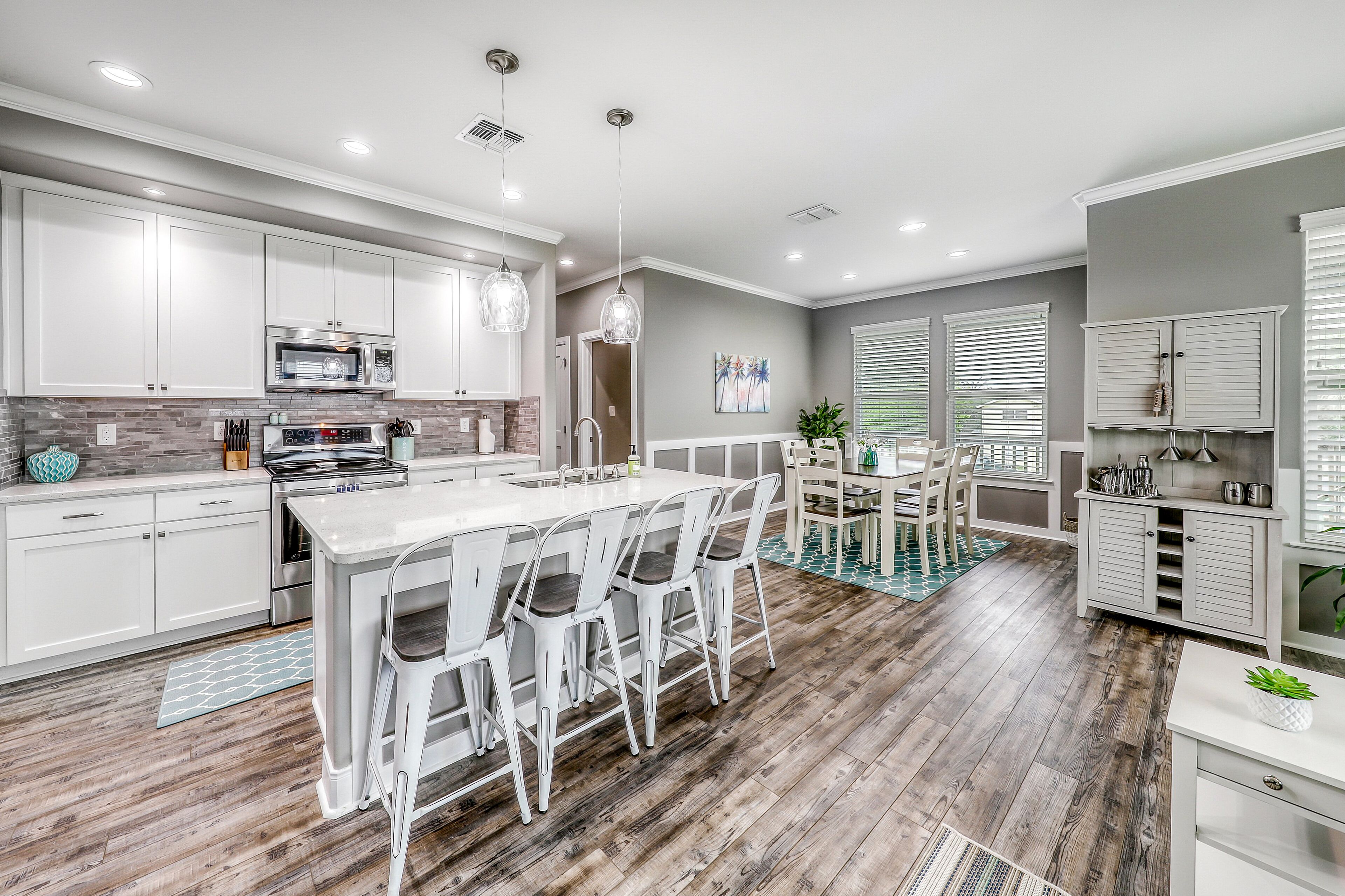 Dog-friendly retreat near the beach with private hot tub, deck & enclosed yard