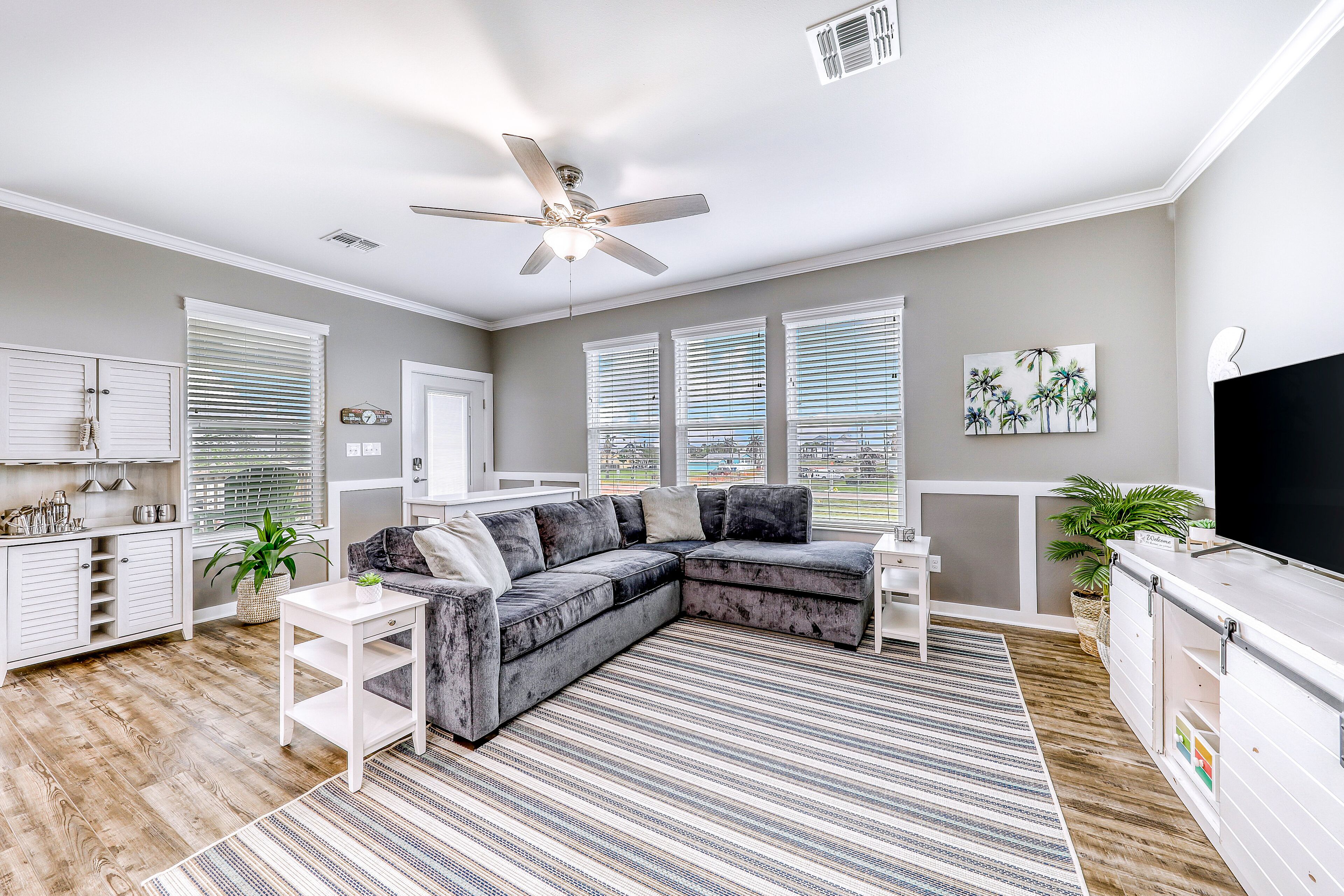 Dog-friendly retreat near the beach with private hot tub, deck & enclosed yard