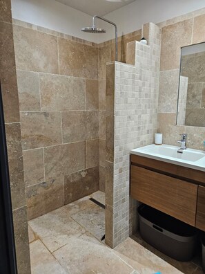 Dusche, Haartrockner, Handtücher, Toilettenpapier