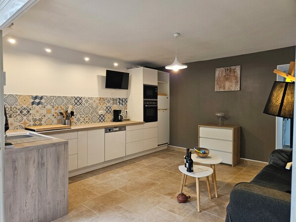 Fridge, microwave, oven, stovetop