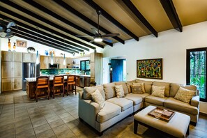 Smart-TV, bordtennis, bøker og kontorer