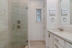 Bañera con ducha, secador de pelo, toallas