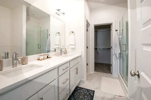 Combined shower/tub, hair dryer, towels, shampoo