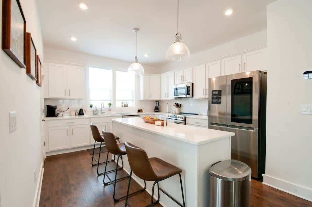 Kühlschrank, Wasserkocher mit Kaffee-/Teezubehör