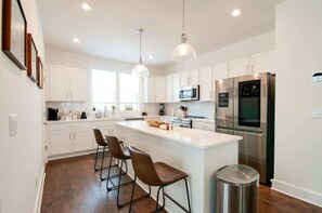 Kjøleskap, kaffetrakter/tekoker og kjøkkenutstyr