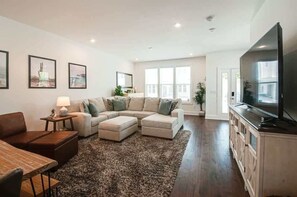 Een televisie en een open haard