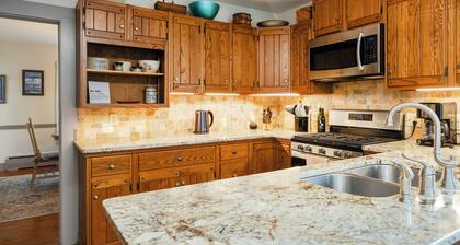 Spacious 4-bedroom vacation home steps to Keuka Lake