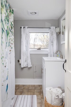 Ensemble douche/baignoire, sèche-cheveux, serviettes fournies, savon