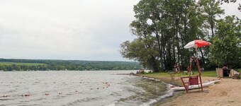 Spacious 4-bedroom vacation home steps to Keuka Lake