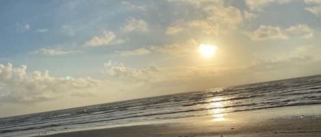 Playa en los alrededores, camastros y toallas de playa