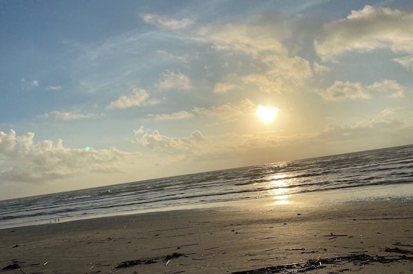 Beach nearby, sun-loungers, beach towels