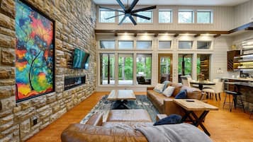 Smart TV, fireplace
