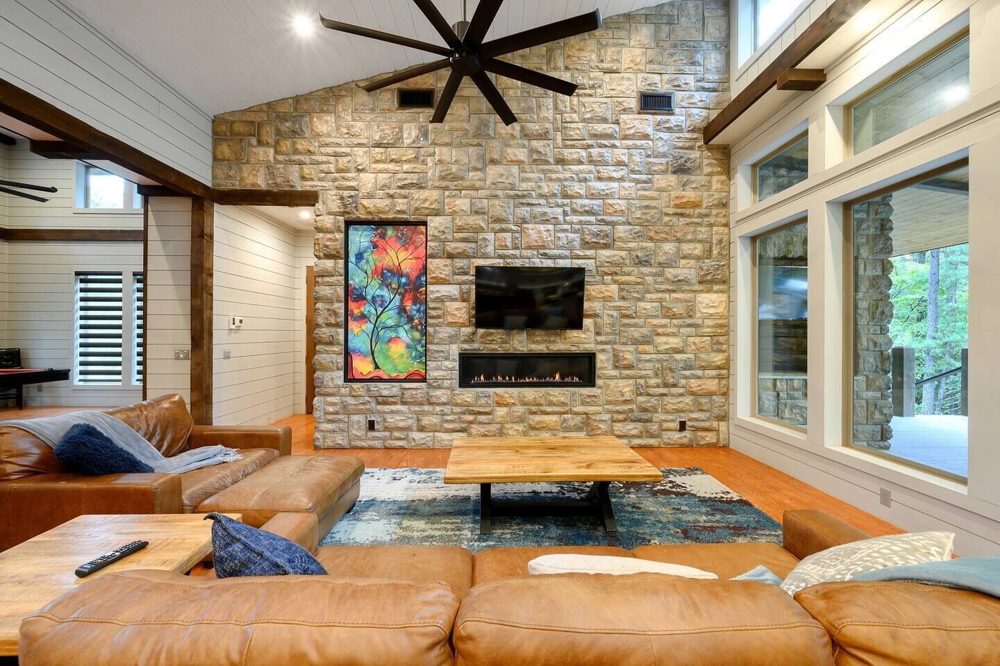 Strawberry Wine-  Spacious Luxury Retreat- Pool Table, Swing Set, Hot Tub,&More