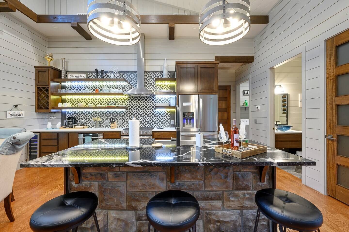 Strawberry Wine-  Spacious Luxury Retreat- Pool Table, Swing Set, Hot Tub,&More