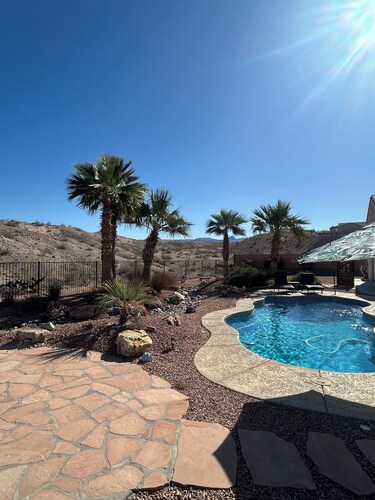 Private Pool Home minutes to Laughlin Casinos, Colorado river, Lake Mohave.