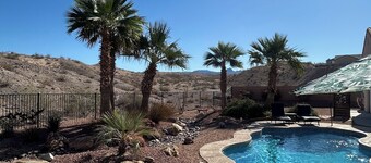 Private Pool Home minutes to Laughlin Casinos, Colorado river, Lake Mohave.