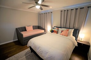3 bedrooms, desk, iron/ironing board, free WiFi