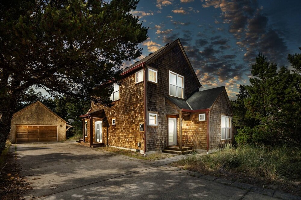 Fantastic Updated Coastal Home, *Pet Friendly*, Short Walk to Beach, 1/2 Mile to Pelican Brewing