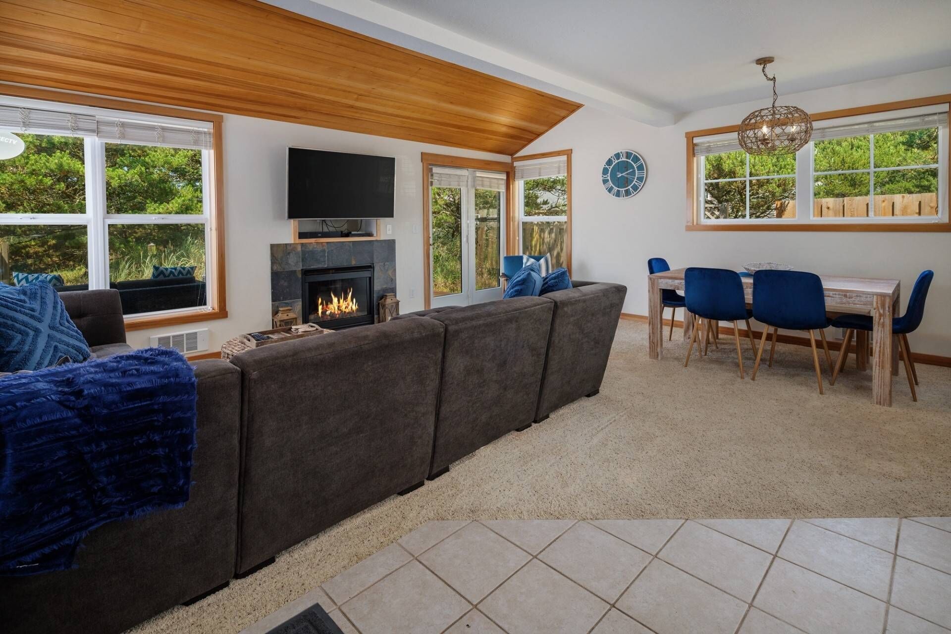 Fantastic Updated Coastal Home, *Pet Friendly*, Short Walk to Beach, 1/2 Mile to Pelican Brewing