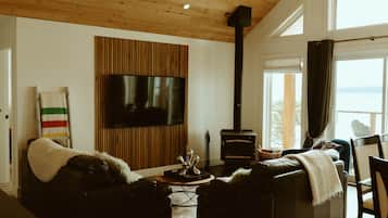 Smart TV, fireplace, Netflix, streaming services