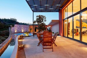 Outdoor dining - Villa Longhouse-Pool-Sauna-Gym-Panoramic Seaview (Likotinarea)
