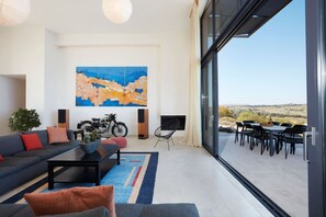 Smart-TV, Stereoanlage, Arbeitsbereiche