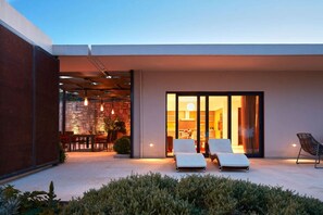 Outdoor dining - Villa Longhouse-Pool-Sauna-Gym-Panoramic Seaview (Likotinarea)