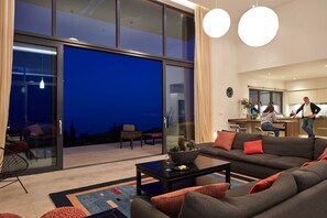 Smart-TV, Stereoanlage, Arbeitsbereiche