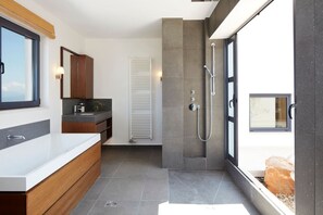 Badewanne, Haartrockner, Handtücher