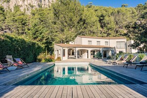 حمّام سباحة خارجي