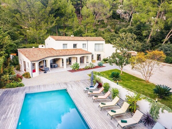 حمّام سباحة خارجي