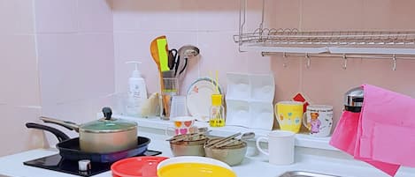 Kühlschrank, Mikrowelle, Herdplatte, Kochgeschirr/Geschirr/Besteck