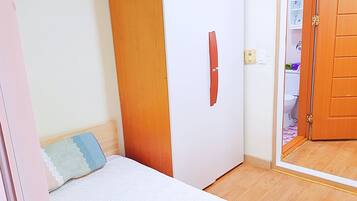 1 bedroom, iron/ironing board, free WiFi