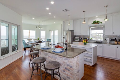 Bay Front Water Views & Fishing Pier|Huge Deck|View of Kemah Boardwalk|Close to Beach & NASA|WiFi