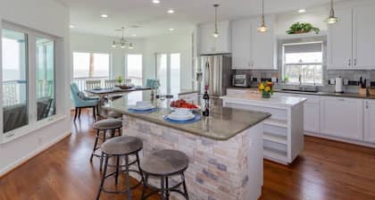 Bay Front Water Views & Fishing Pier|Huge Deck|View of Kemah Boardwalk|Close to Beach & NASA|WiFi