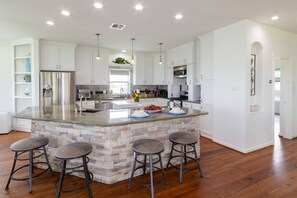 冷蔵庫、電子レンジ、オーブン、コンロ