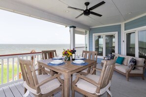 屋外ダイニングエリア