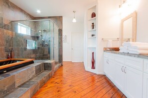 Een douche, een bubbelbad, een haardroger, handdoeken