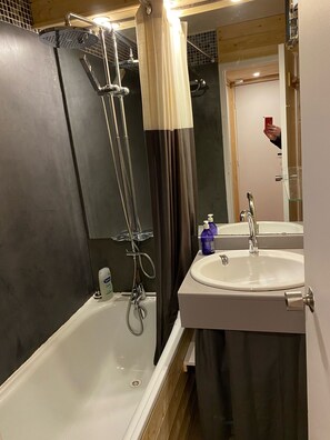 浴槽、タオル、トイレットペーパー