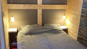 1 bedroom, travel cot, free WiFi, bed sheets