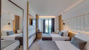 Minibar, odada kasa, masa, güneşlik/perde