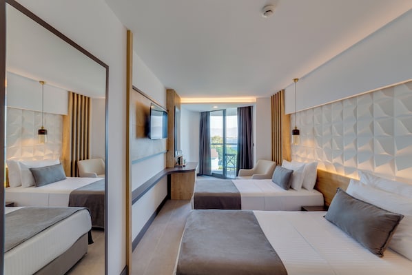 Minibar, coffres-forts dans les chambres, bureau, rideaux occultants